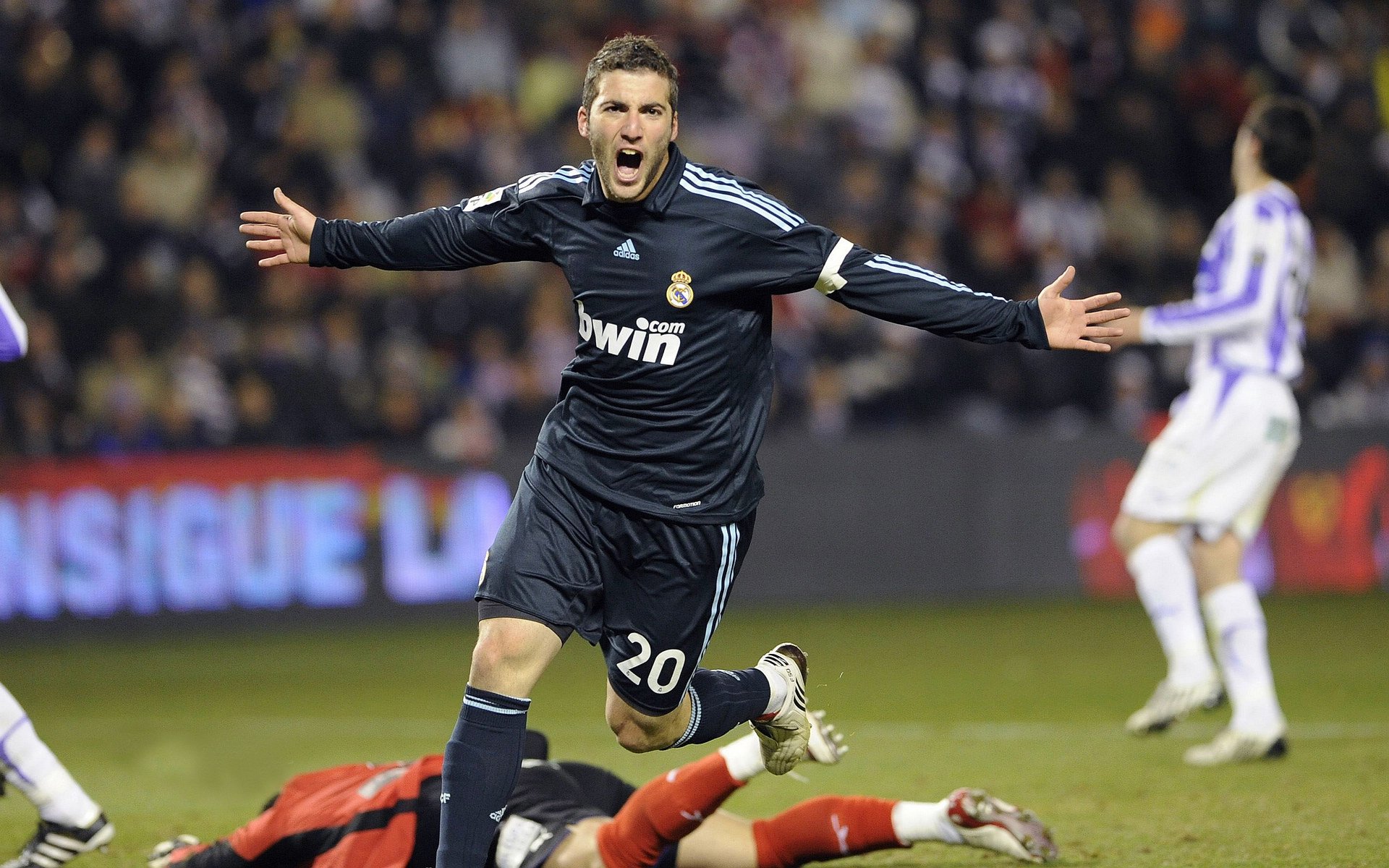 九游体育登录入口-C罗击掌裁判展现职业风度，c罗 裁判